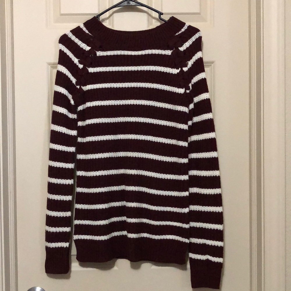 White and maroon stripes.
